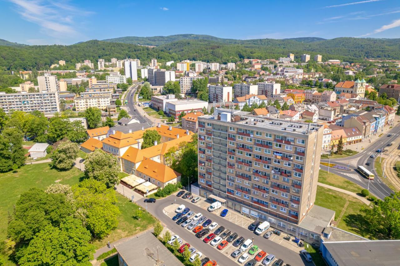 Apartmány a Studia Zámecký park Litvínov Esterno foto